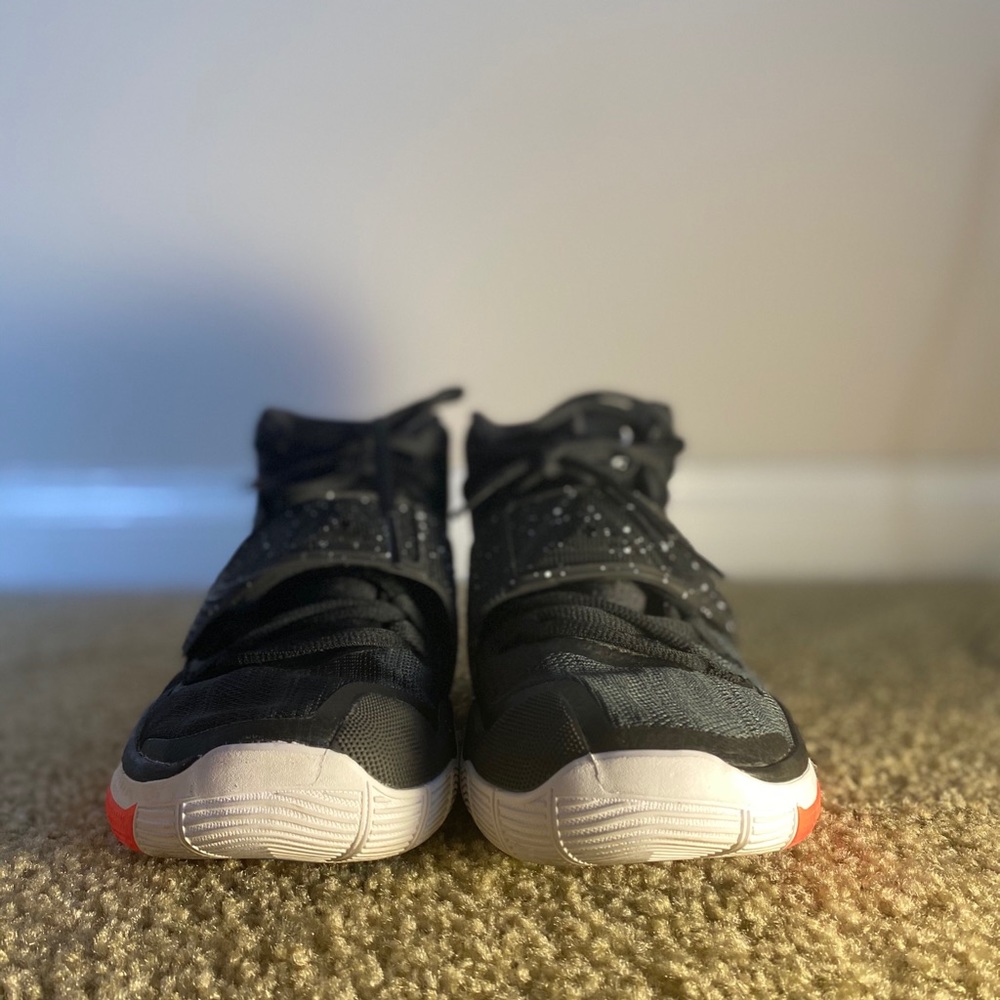 Kyrie 6 boys basketball shoes size 6Y - Picture 5 of 7
